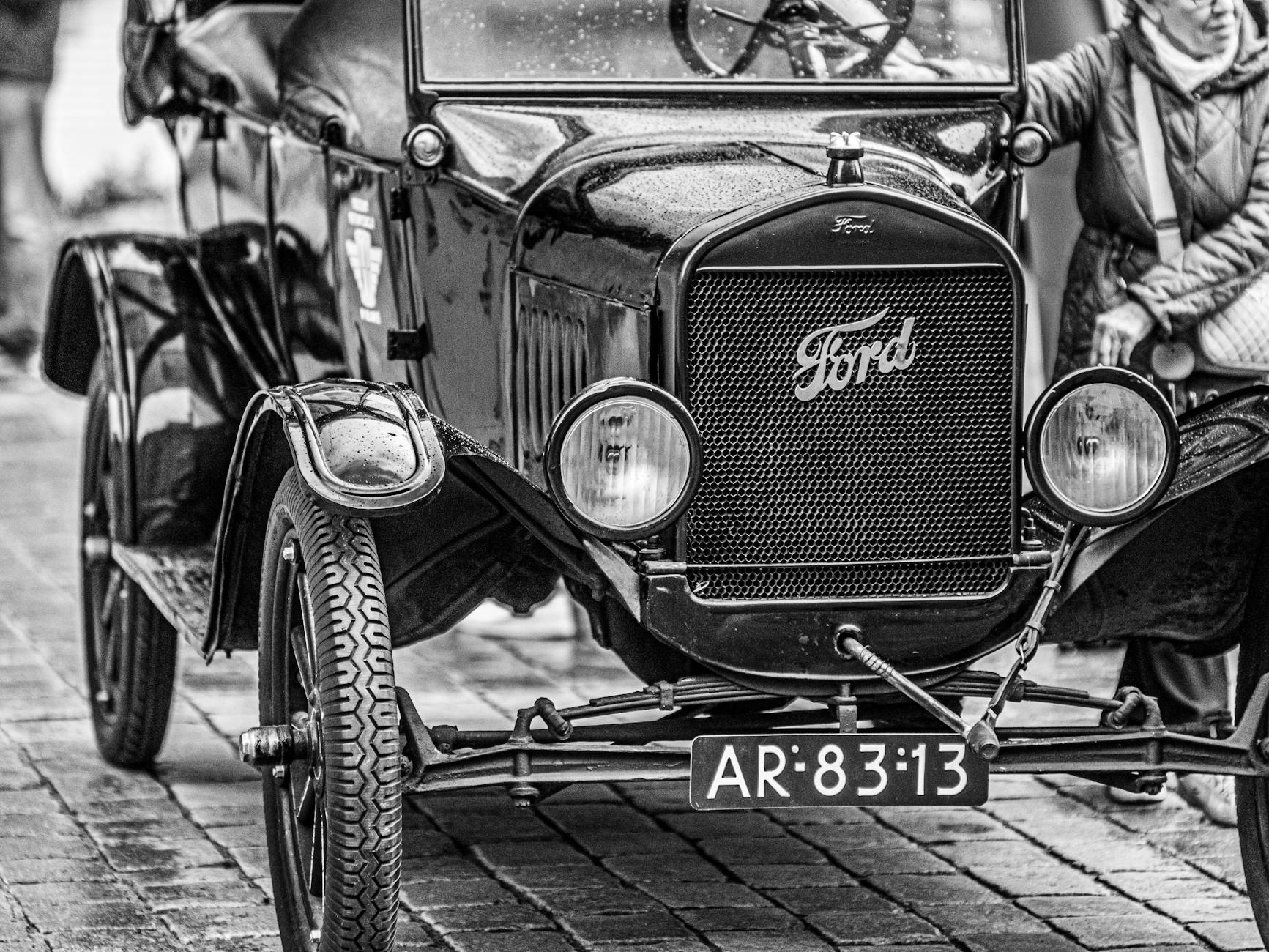 Stock photo of the front end of an old manual crank ignition engine automobile from Pexels.com