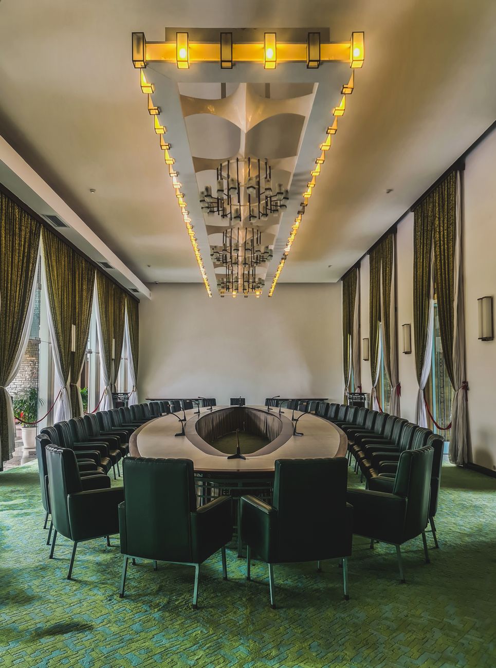 Stock photo of a gilded Cabinet Meeting Room from Pexels.com